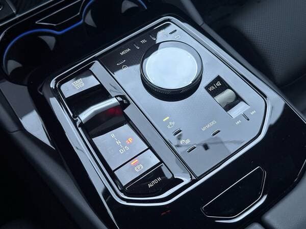 2025 BMW 550e — Miniatură 14