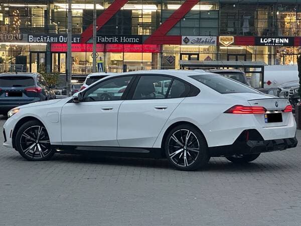 2025 BMW 550e — Miniatură 4
