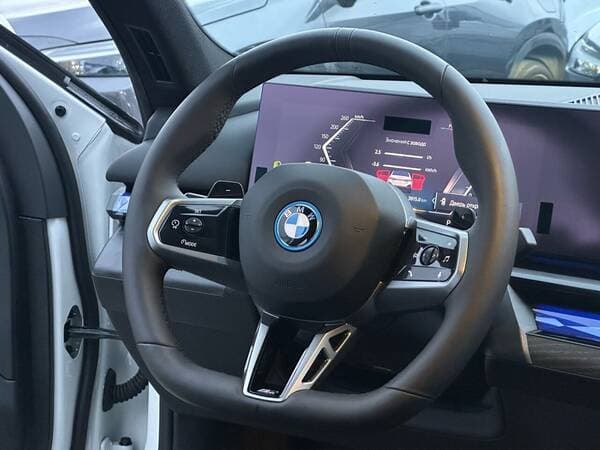 2025 BMW 550e — Miniatură 10