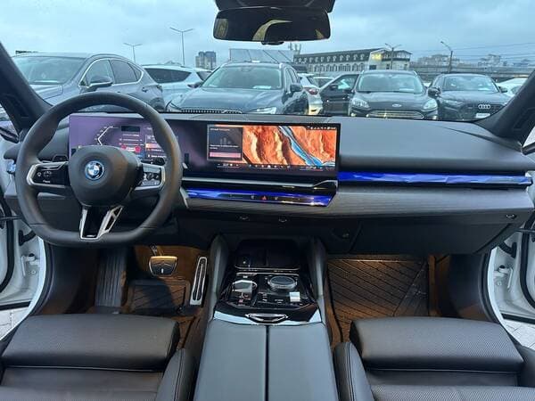 2025 BMW 550e — Miniatură 9