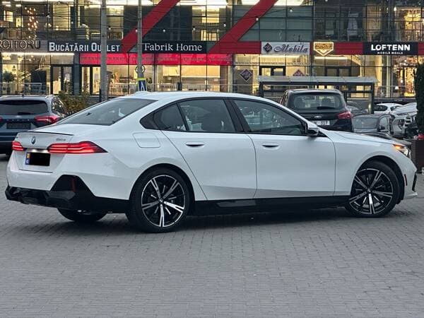 2025 BMW 550e — Miniatură 3