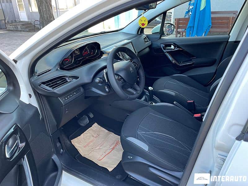 Peugeot 208 5