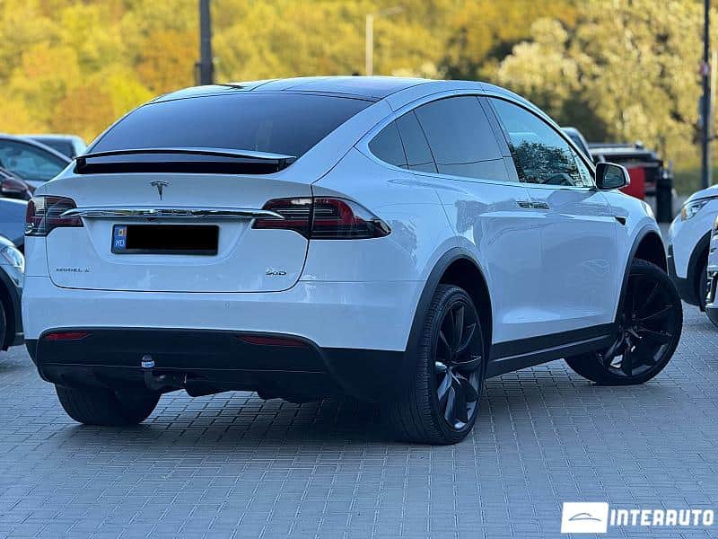 Tesla Model X 4