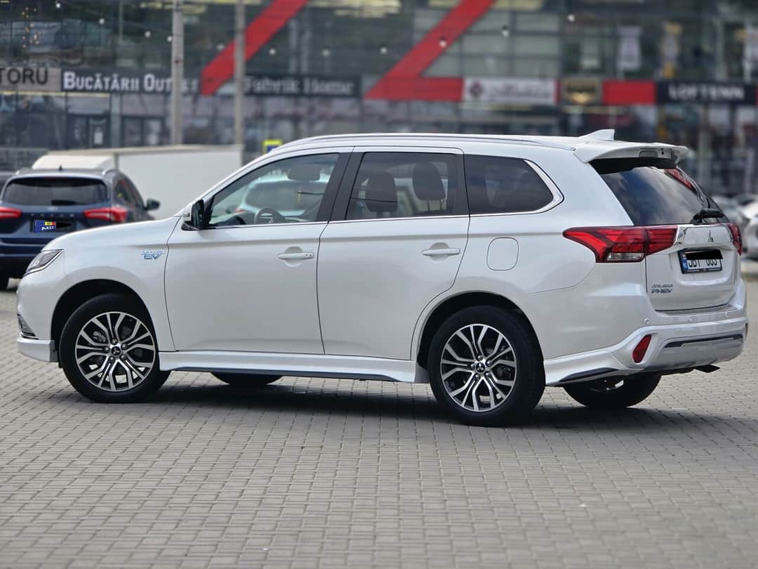 Mitsubishi Outlander 4