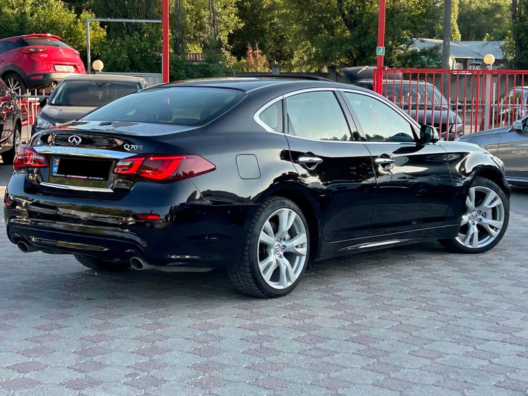 Infiniti Q70 3