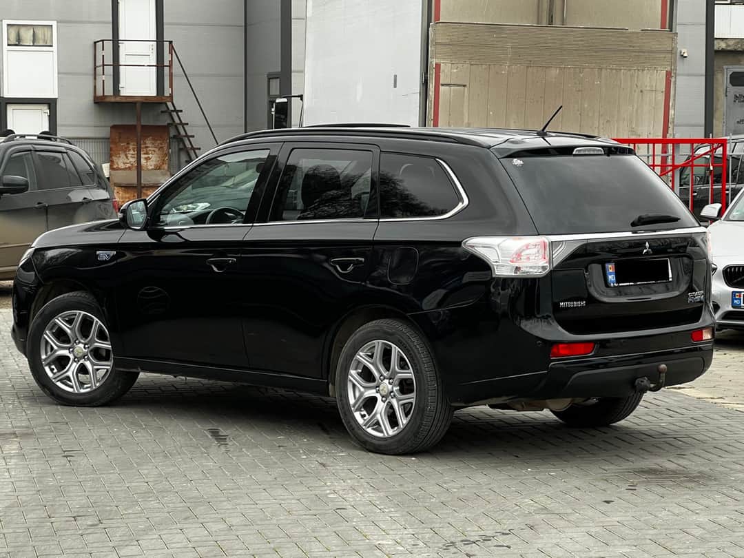 Mitsubishi Outlander 4