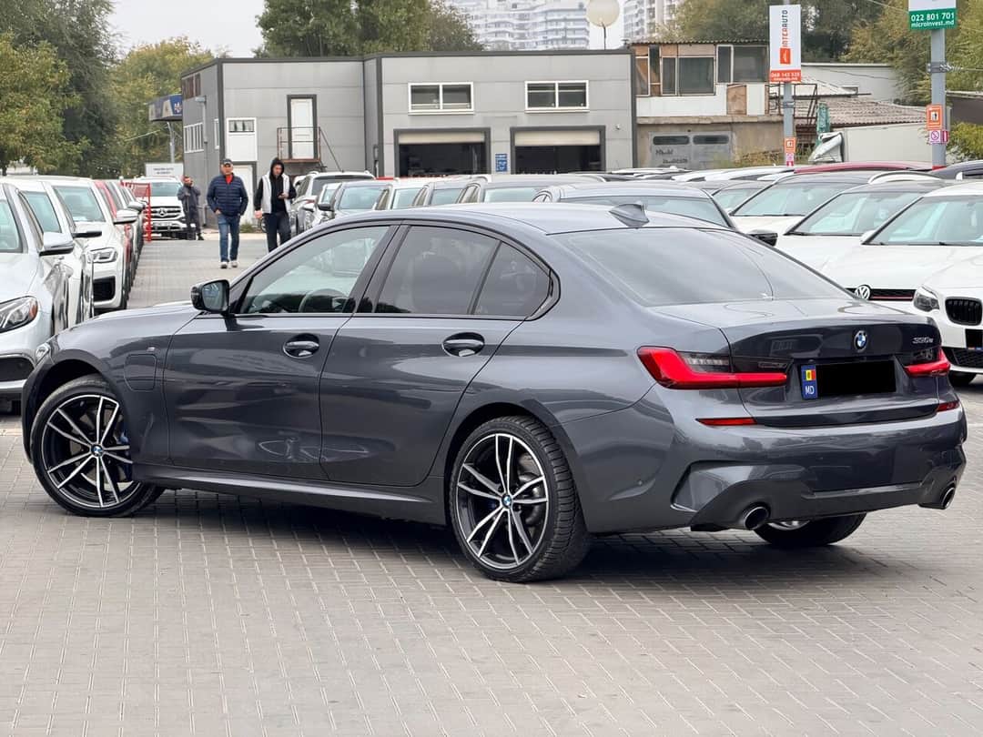 BMW 330E 4
