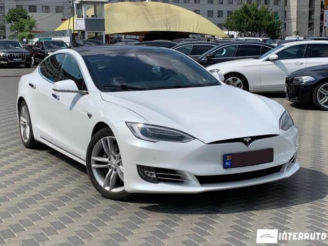 Tesla Model S 2016 doar la InterAuto