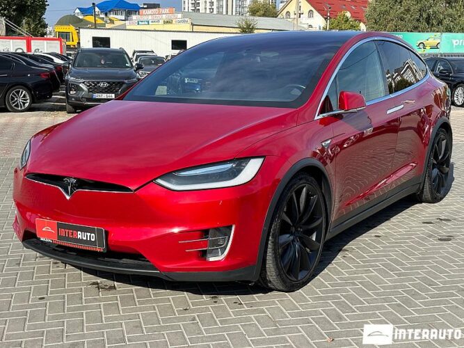 Tesla Model X 2016 doar la InterAuto
