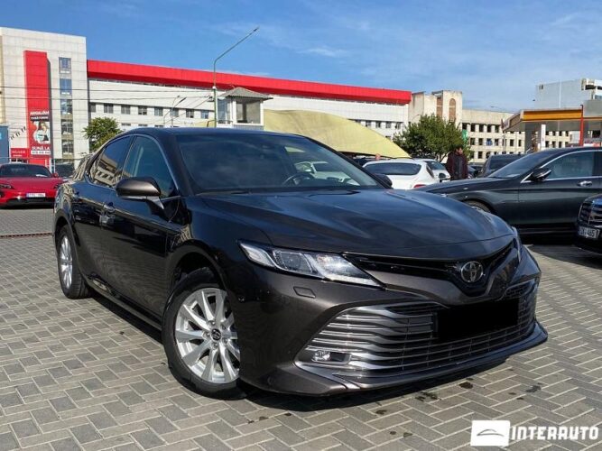 Toyota Camry 2018 doar la InterAuto