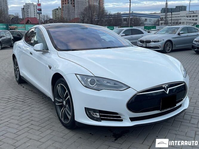 Tesla Model S 2013 doar la InterAuto