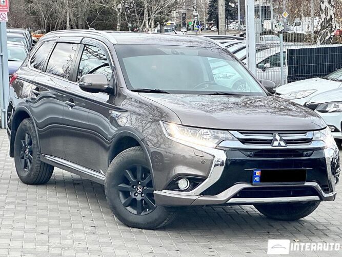 Mitsubishi Outlander 2015 doar la InterAuto