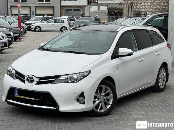 Toyota Auris 2013 doar la InterAuto