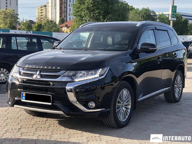 Mitsubishi Outlander 2016 doar la InterAuto