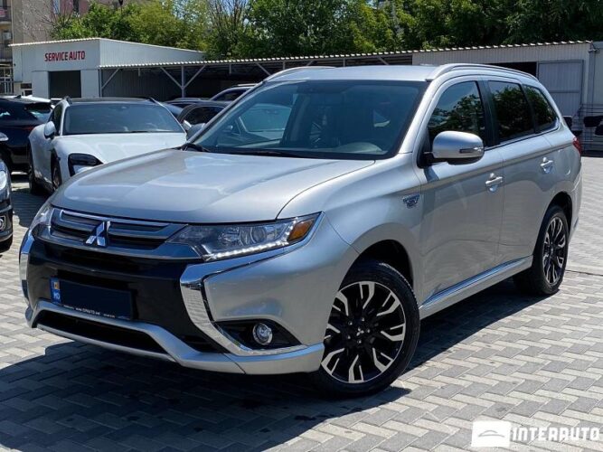 Mitsubishi Outlander 2018 doar la InterAuto