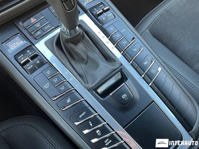 Porsche Macan 42 porsche Macan 2020