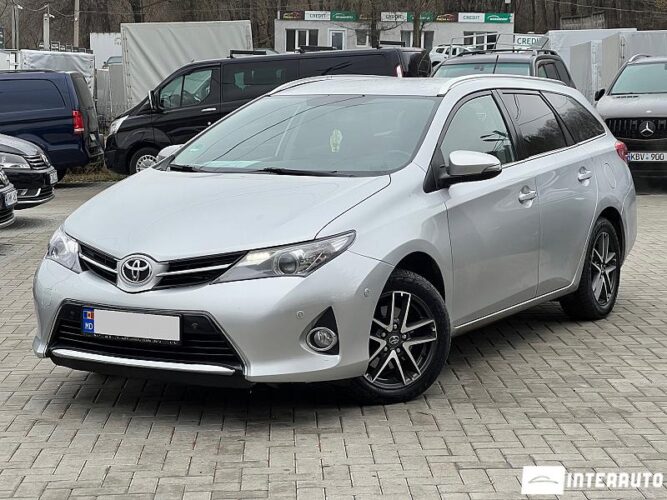 Toyota Auris 2014 doar la InterAuto