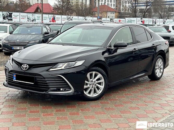 Toyota Camry 2021 doar la InterAuto