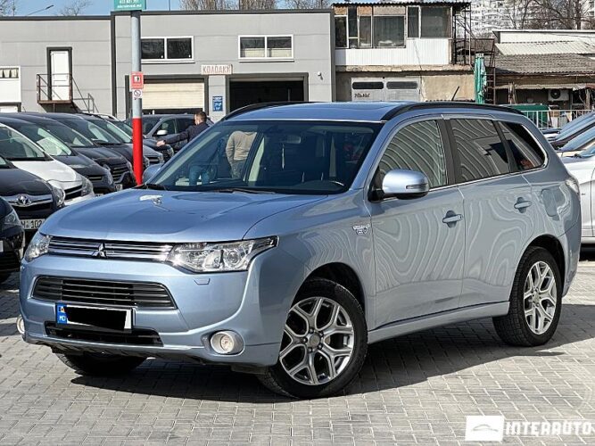 Mitsubishi Outlander 2014 doar la InterAuto