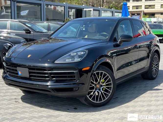 Porsche Cayenne E-Hybrid 2021 doar la InterAuto