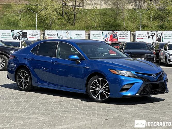 Toyota Camry 2017 doar la InterAuto