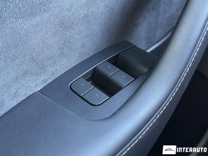 Tesla Model Y 33 tesla Model Y 2024