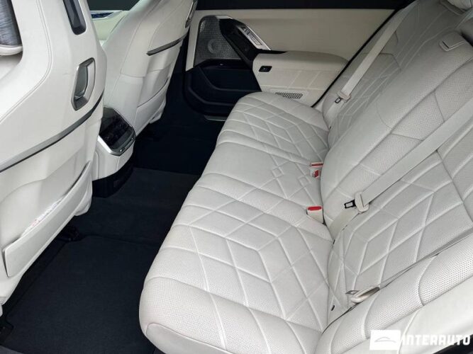 BMW i7 XDrive60 46 bmw i7 XDrive60 2024