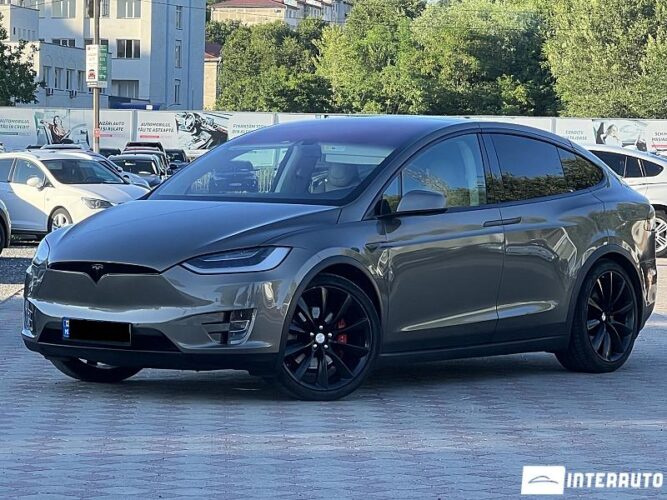 Tesla Model X 2016 doar la InterAuto