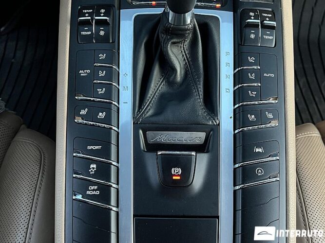 Porsche Macan 44 porsche Macan 2020