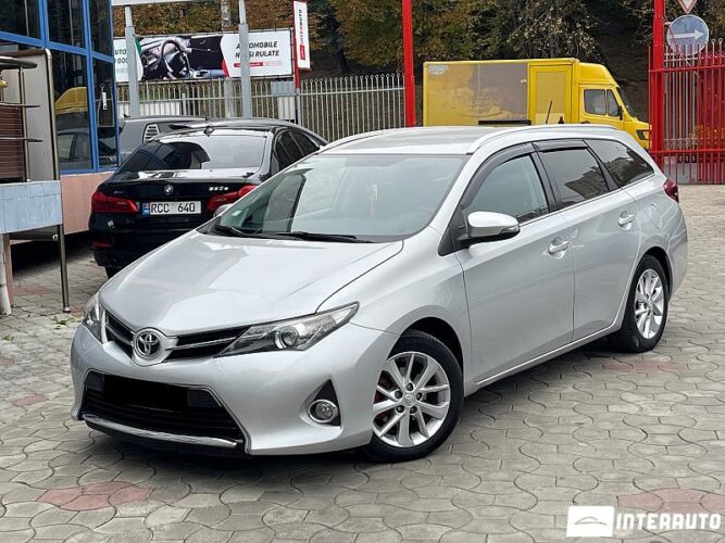 Toyota Auris 2013 doar la InterAuto