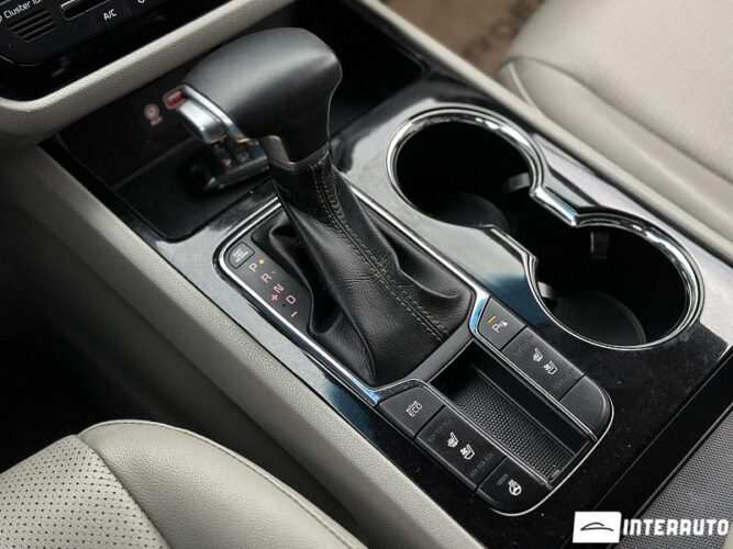 Kia Carnival 18 interauto-car