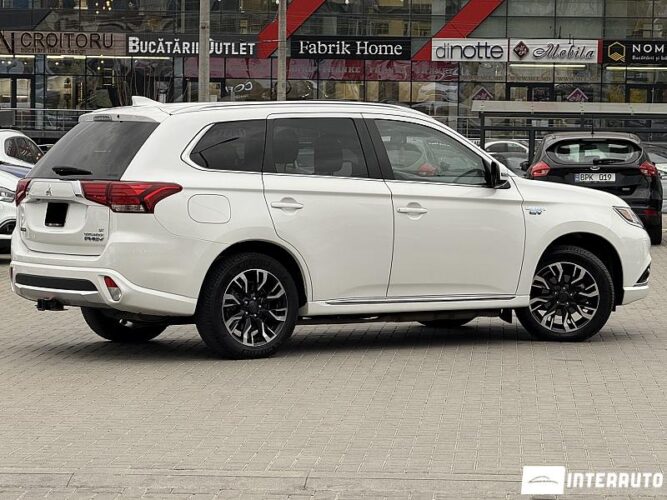 Mitsubishi Outlander 38 interauto-car