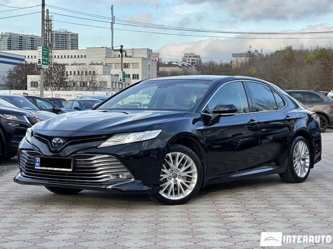 Toyota Camry 2019 doar la InterAuto
