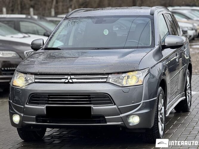 Mitsubishi Outlander 2013 doar la InterAuto