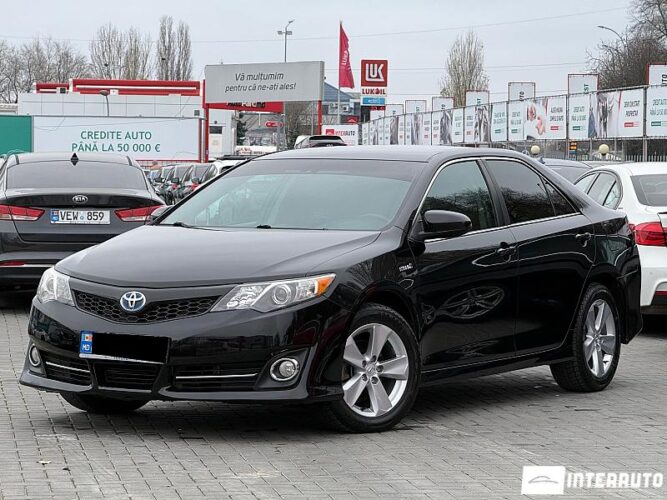 Toyota Camry 2014 doar la InterAuto