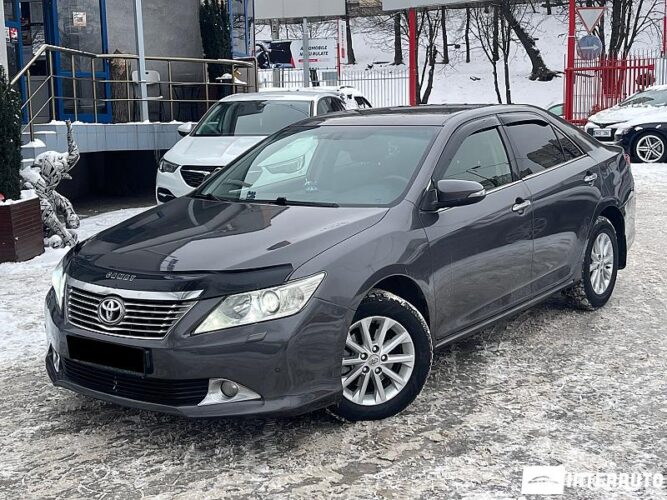 Toyota Camry 2011 doar la InterAuto