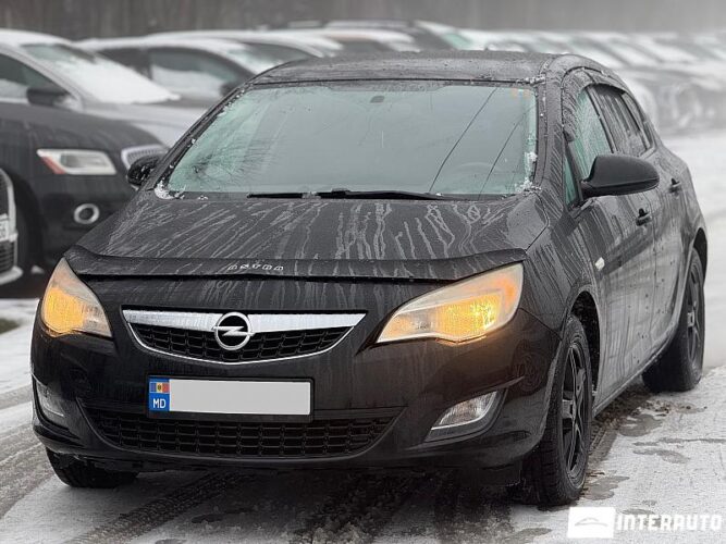 Opel Astra 2012 doar la InterAuto