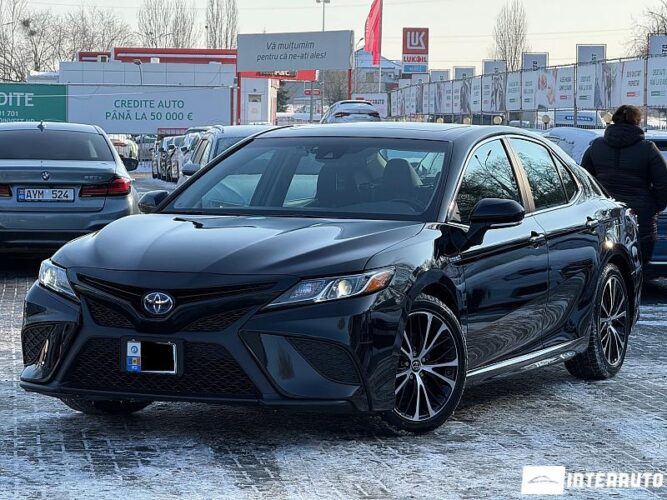 Toyota Camry 2018 doar la InterAuto