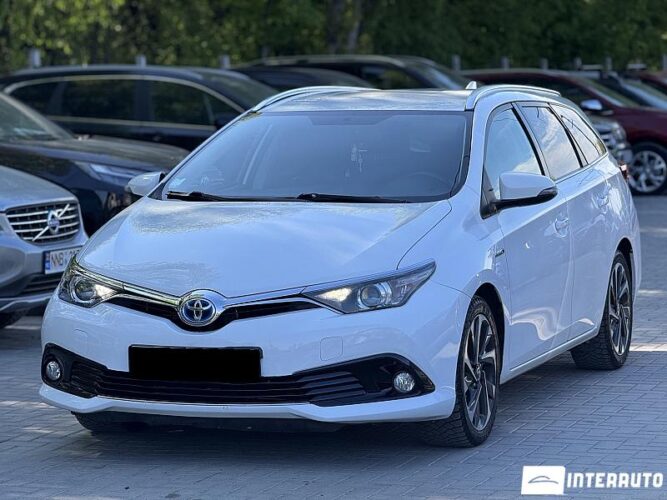 Toyota Auris 2015 doar la InterAuto